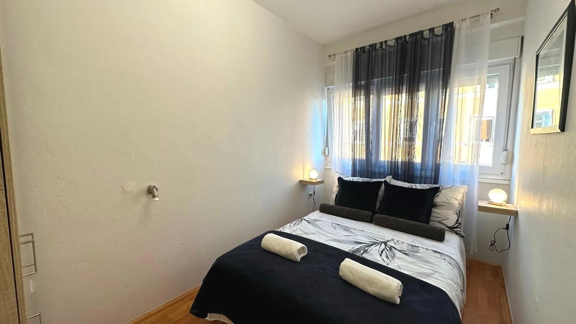 Spacious 3Bdr App In Center 