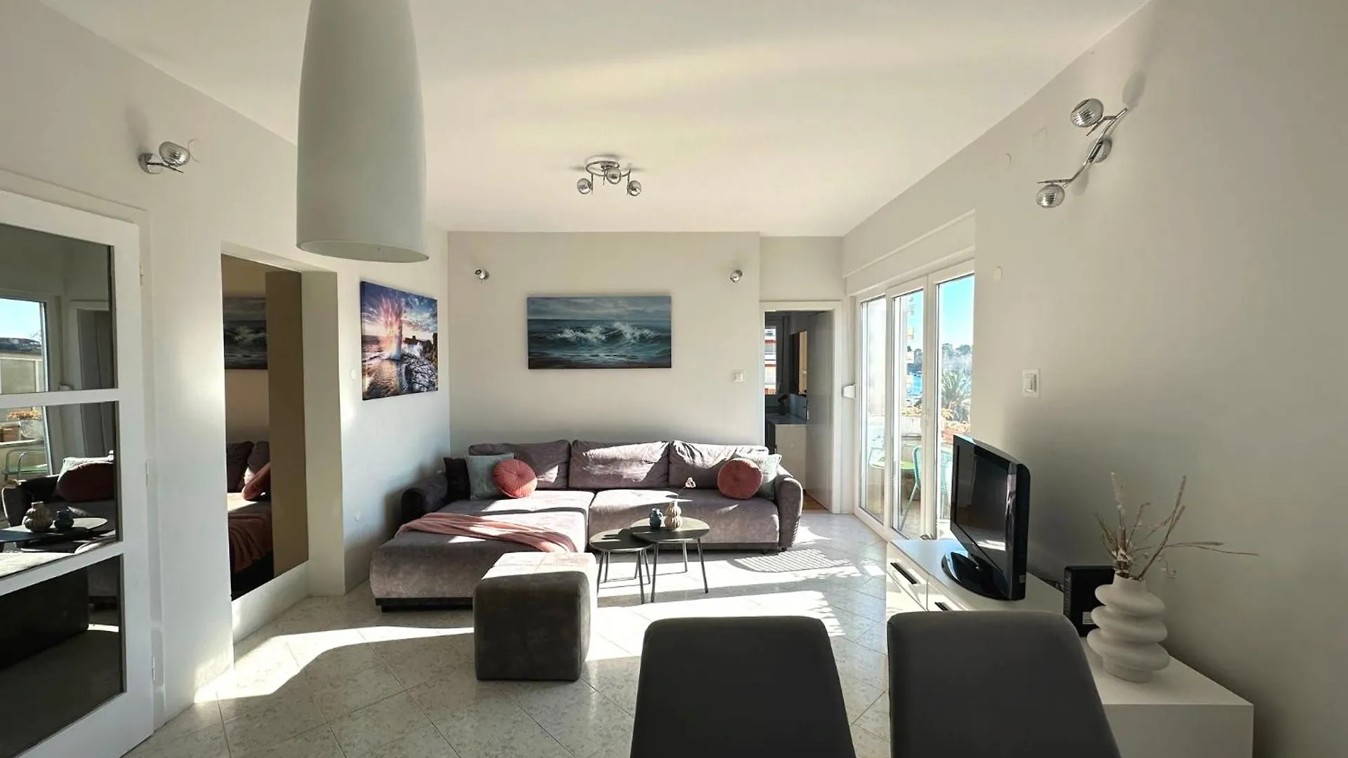 Spacious 3Bdr App In Center 