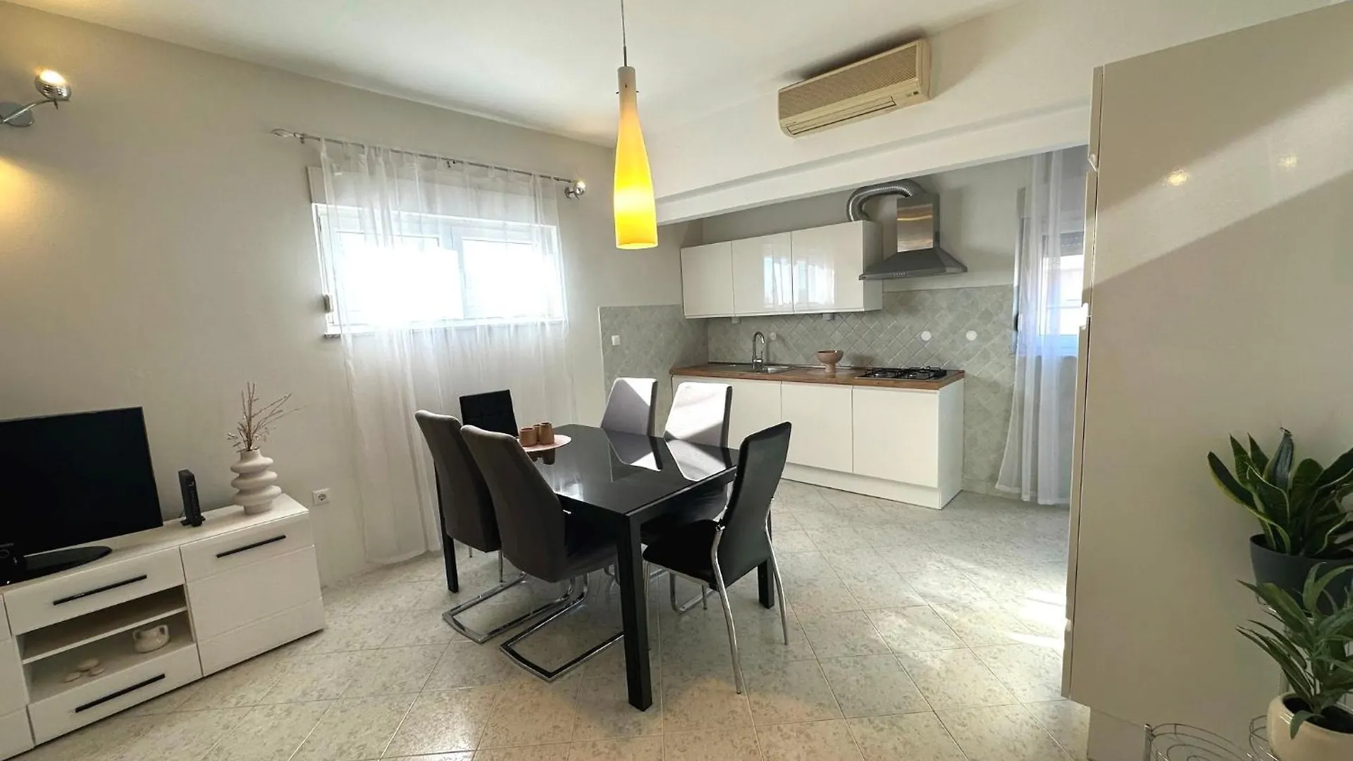 Spacious 3Bdr App In Center 