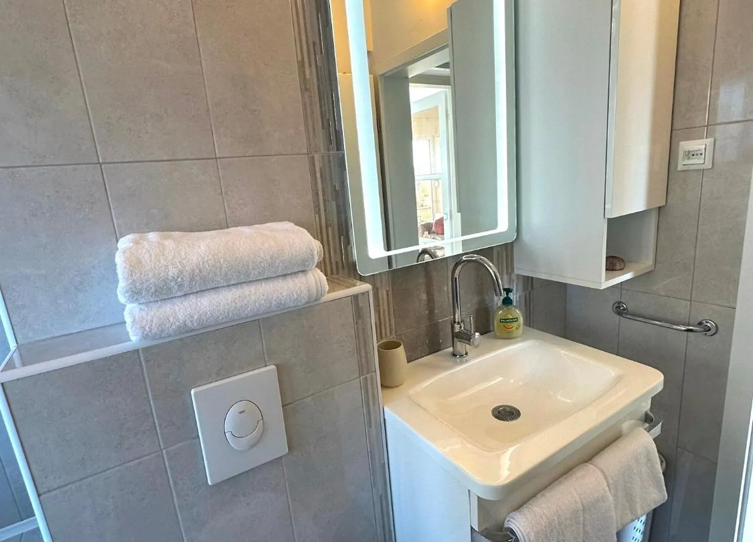 Spacious 3Bdr App In Center 