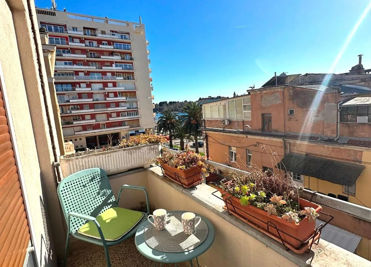 Spacious 3Bdr App In Center 